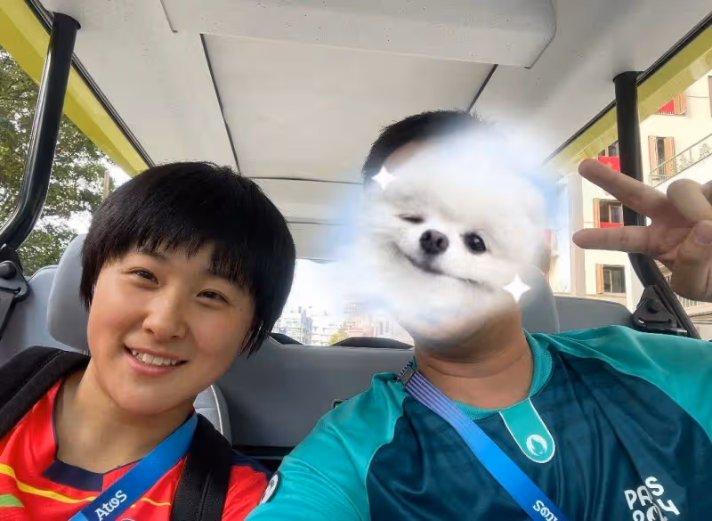 志願者曬與金琴英合照,網友:她有種幹完農活順道來比賽的質樸感
