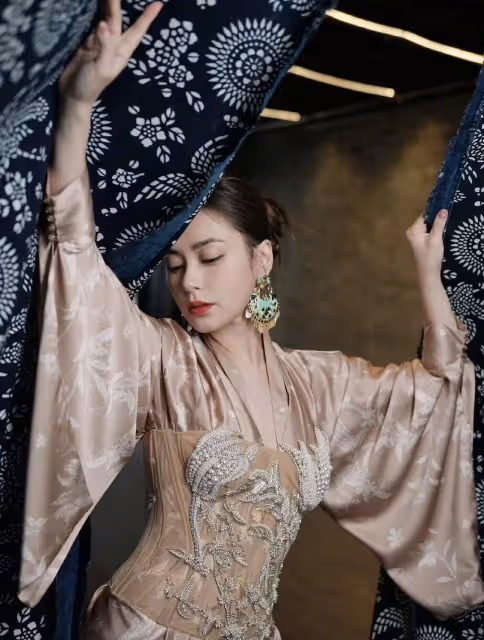 鍾欣潼也太會穿了吧,可惜年紀大了,眼神真的憔悴了!