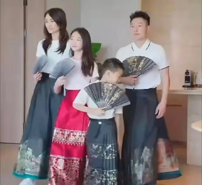 同樣去巴黎看奧運,田亮一家全網稱讚,李小鵬一家卻被追著罵?