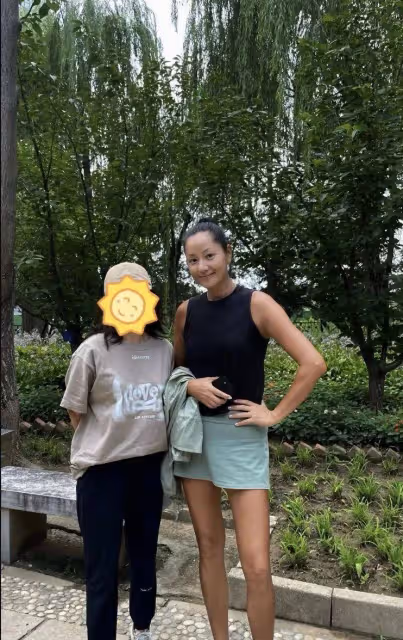 瞿穎外出被偶遇,小麥膚色健康活力,一雙逆天大長腿還是保養得那麼好