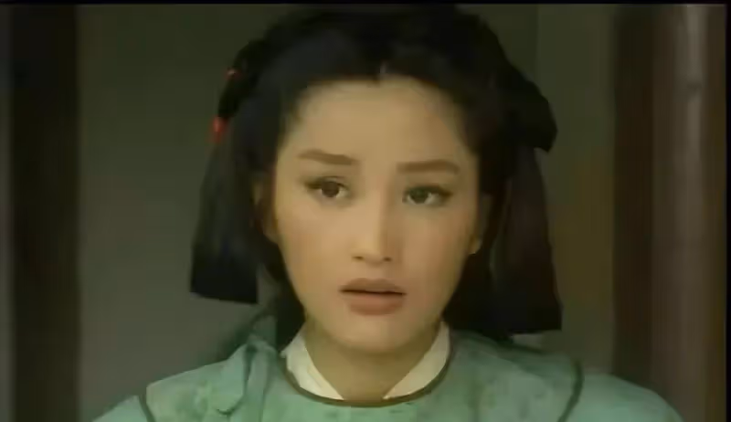 瞿穎外出被偶遇,小麥膚色健康活力,一雙逆天大長腿還是保養得那麼好