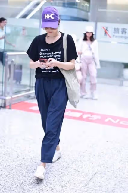 馬伊琍攜倆女兒出行,姐妹倆亭亭玉立好時髦,愛馬像爸妹妹像媽