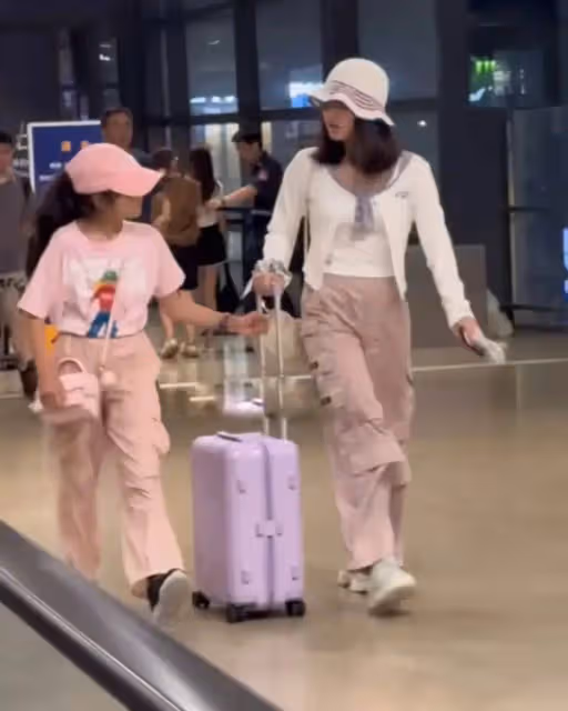 馬伊琍攜倆女兒出行,姐妹倆亭亭玉立好時髦,愛馬像爸妹妹像媽
