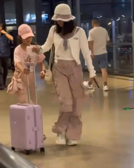 馬伊琍攜倆女兒出行,姐妹倆亭亭玉立好時髦,愛馬像爸妹妹像媽