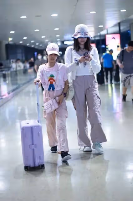 馬伊琍攜倆女兒出行,姐妹倆亭亭玉立好時髦,愛馬像爸妹妹像媽