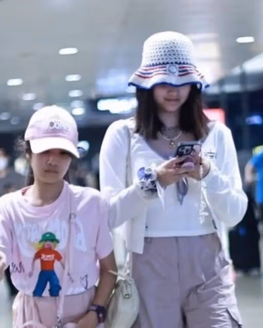 馬伊琍攜倆女兒出行,姐妹倆亭亭玉立好時髦,愛馬像爸妹妹像媽