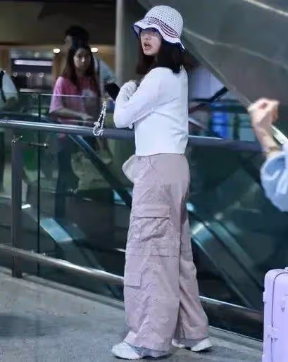 馬伊琍攜倆女兒出行,姐妹倆亭亭玉立好時髦,愛馬像爸妹妹像媽