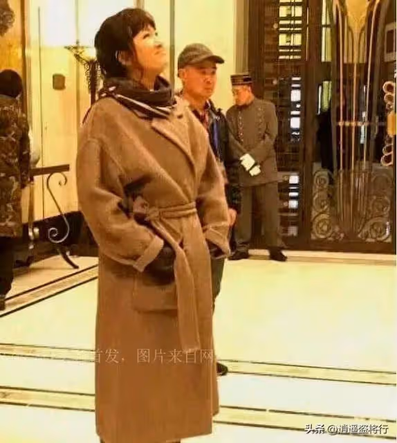 58歲鞏俐近照嚇壞網友, 胖到快200斤了,「千面鞏皇變成老奶奶」了