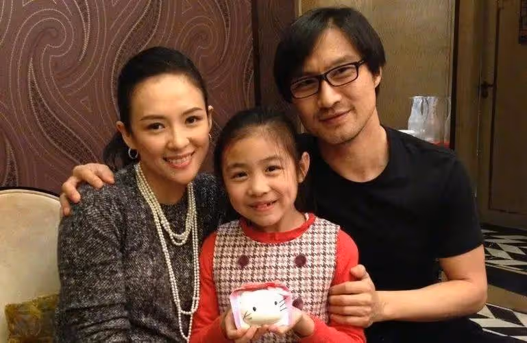 同為汪峰的基因,將章子怡女兒和葛薈婕女兒一對比,穿戴差距一目了然