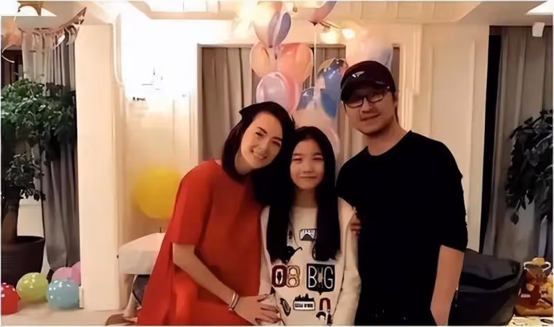 同為汪峰的基因,將章子怡女兒和葛薈婕女兒一對比,穿戴差距一目了然