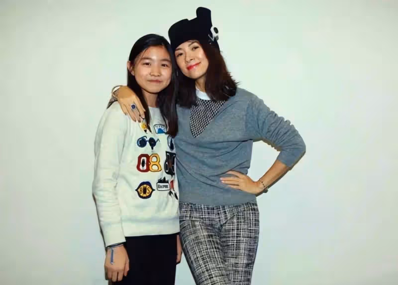 同為汪峰的基因,將章子怡女兒和葛薈婕女兒一對比,穿戴差距一目了然