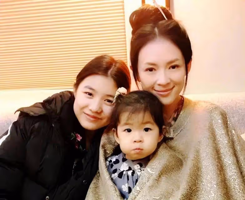 同為汪峰的基因,將章子怡女兒和葛薈婕女兒一對比,穿戴差距一目了然