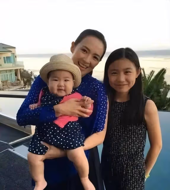 同為汪峰的基因,將章子怡女兒和葛薈婕女兒一對比,穿戴差距一目了然