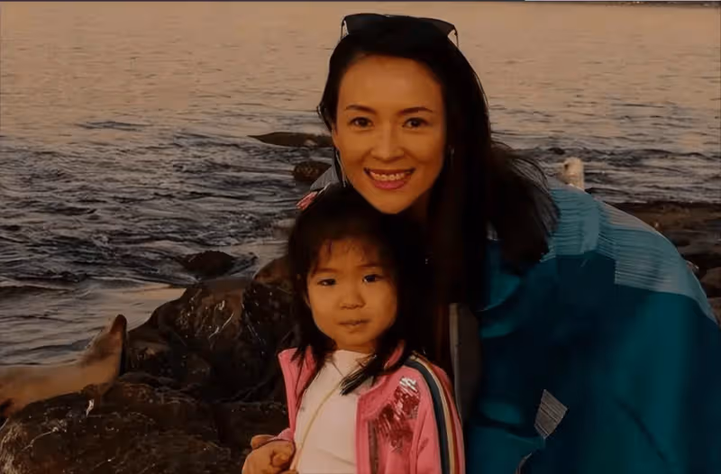 同為汪峰的基因,將章子怡女兒和葛薈婕女兒一對比,穿戴差距一目了然