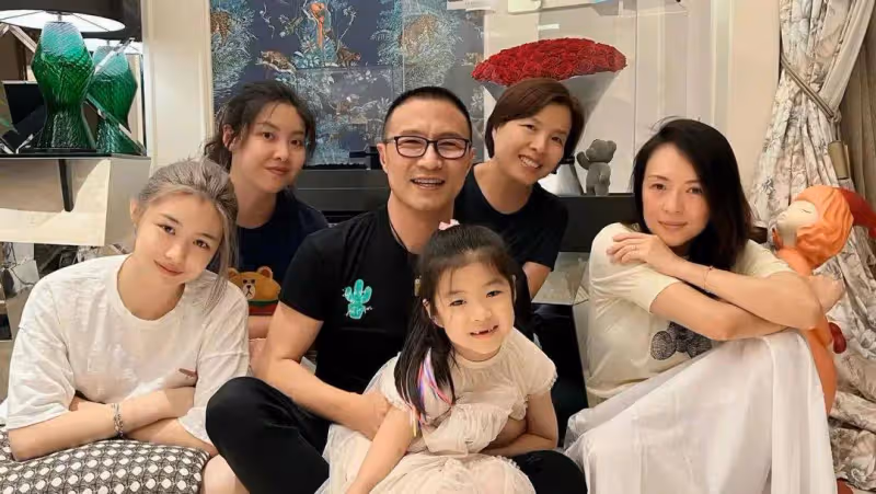 同為汪峰的基因,將章子怡女兒和葛薈婕女兒一對比,穿戴差距一目了然