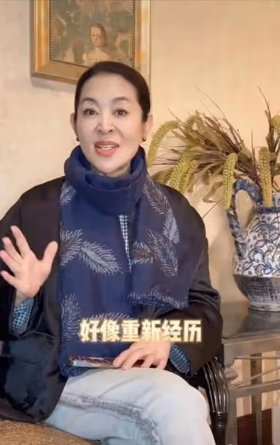 65歲倪萍太成功,穿外套+圍巾錄節目,臉蛋緊緻完全沒了土氣