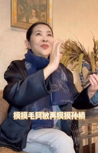 65歲倪萍太成功,穿外套+圍巾錄節目,臉蛋緊緻完全沒了土氣