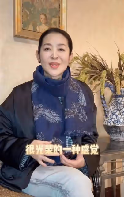 65歲倪萍太成功,穿外套+圍巾錄節目,臉蛋緊緻完全沒了土氣