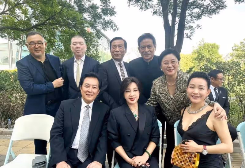 62歲陳沖與70歲劉曉慶合影!一個自然老真優雅,一個塑料臉好減齡