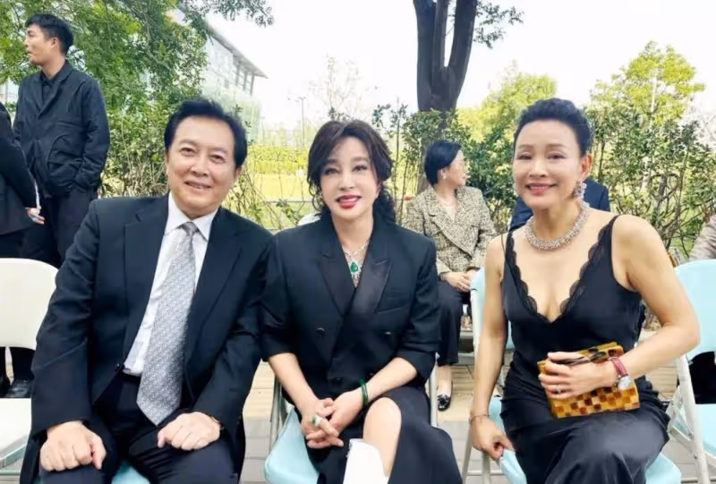 62歲陳沖與70歲劉曉慶合影!一個自然老真優雅,一個塑料臉好減齡
