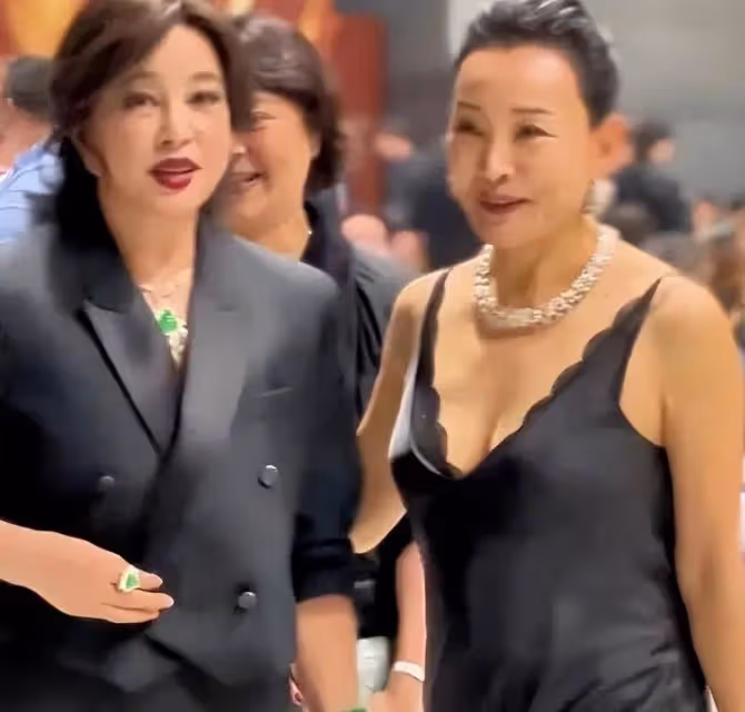 62歲陳沖與70歲劉曉慶合影!一個自然老真優雅,一個塑料臉好減齡