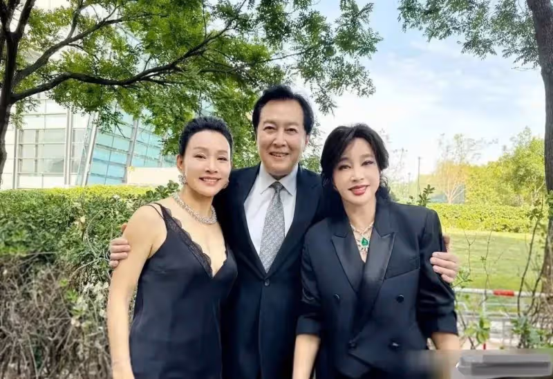 62歲陳沖與70歲劉曉慶合影!一個自然老真優雅,一個塑料臉好減齡
