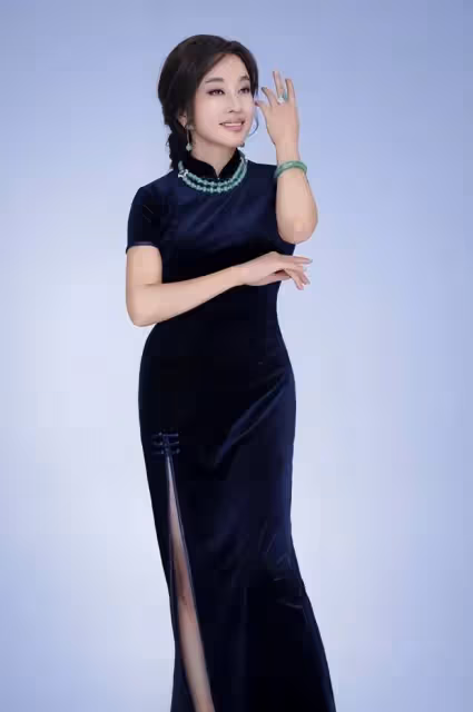 62歲陳沖與70歲劉曉慶合影!一個自然老真優雅,一個塑料臉好減齡