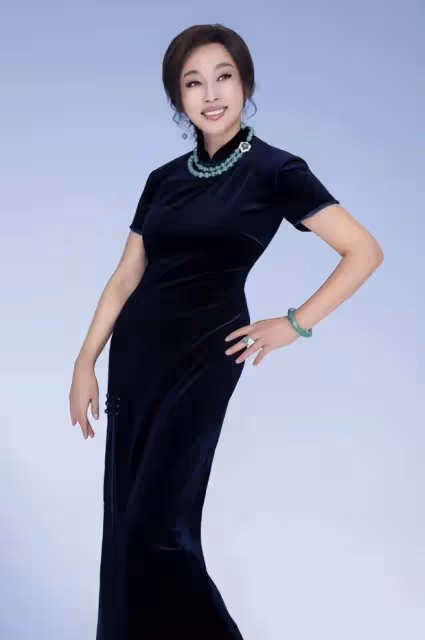 62歲陳沖與70歲劉曉慶合影!一個自然老真優雅,一個塑料臉好減齡