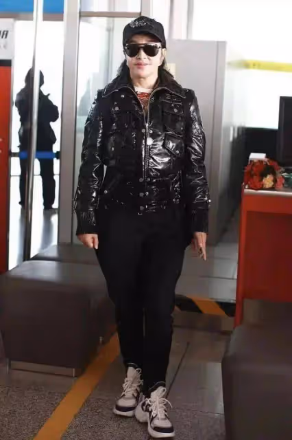 73歲劉曉慶科技美後大變樣,扎雙馬尾辮穿花裙,臉蛋緊緻不出皺紋