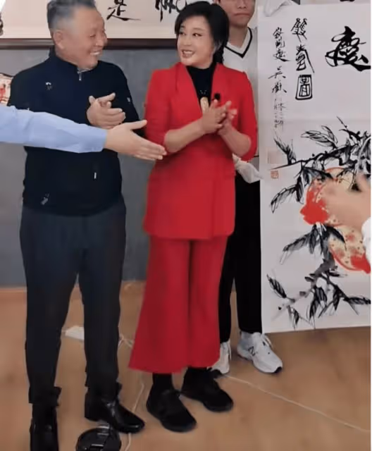 73歲劉曉慶科技美後大變樣,扎雙馬尾辮穿花裙,臉蛋緊緻不出皺紋