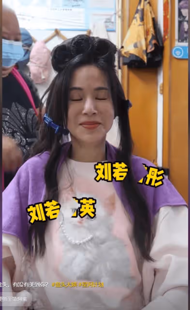 劉亦菲秒變天津大姨?梳大姨盤頭像鳥窩,手上鴿子蛋紅寶石很搶鏡