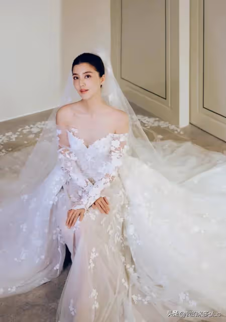 吳千語婚禮預熱,與施伯雄坐車甜蜜擁吻,2套婚紗曝光高級感十足