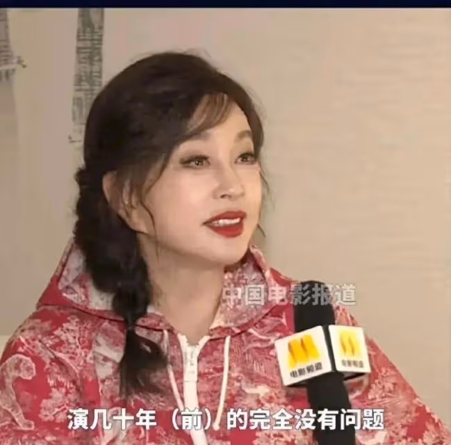 劉曉慶現身街頭現場生圖曝光,本人皮膚褶皺太顯老,依舊非常自信