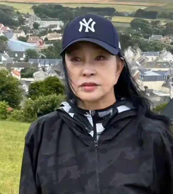 劉曉慶現身街頭現場生圖曝光,本人皮膚褶皺太顯老,依舊非常自信