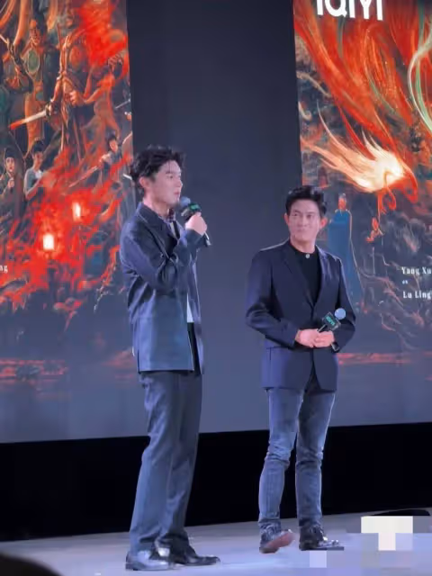 楊旭文新加坡首映禮後瘋狂營業,模仿秦孝白貢獻表情包,網友直呼「太逗了」!