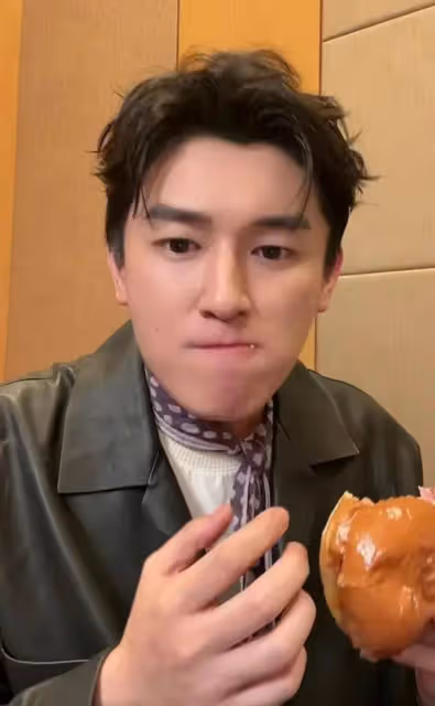 楊旭文新加坡首映禮後瘋狂營業,模仿秦孝白貢獻表情包,網友直呼「太逗了」!