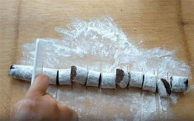 一碗麵粉,加點溫水,不用烤箱,教你用平底鍋做麵包,香甜鬆軟