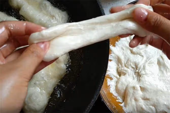 油條新做法,不擀麵不揉面,不用添加劑,蓬鬆酥脆,10分鐘做早餐