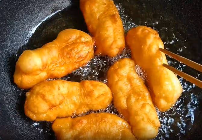 油條新做法,不擀麵不揉面,不用添加劑,蓬鬆酥脆,10分鐘做早餐