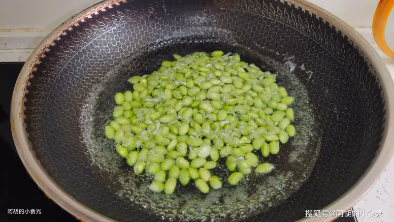 夏天這素菜使勁吃,無肉一樣香!捏一捏再炒一炒,吃一口就愛上、超級下飯