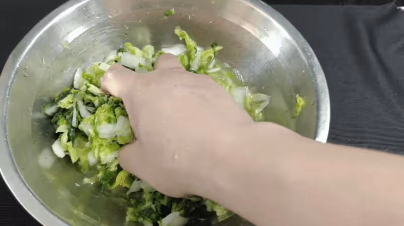 夏天這素菜使勁吃,無肉一樣香!捏一捏再炒一炒,吃一口就愛上、超級下飯