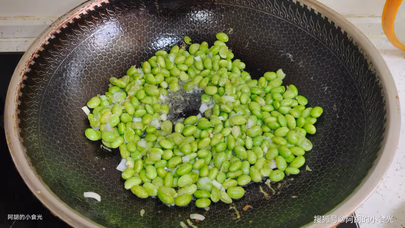 夏天這素菜使勁吃,無肉一樣香!捏一捏再炒一炒,吃一口就愛上、超級下飯