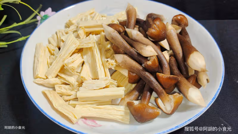 腐竹和它絕配,吃一口18種胺基酸!咕嘟咕嘟燜一鍋,一口鮮脆一口嫩、香味撩人