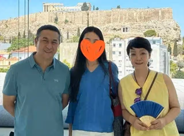 網友國外偶遇張嘉譯夫婦,大方和粉絲合影超低調,張嘉譯近照顯老
