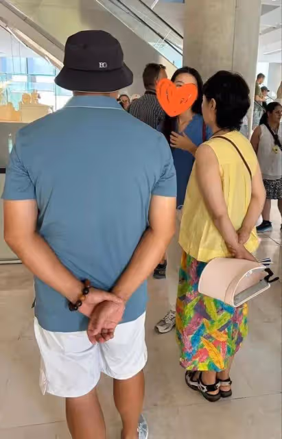 網友國外偶遇張嘉譯夫婦,大方和粉絲合影超低調,張嘉譯近照顯老