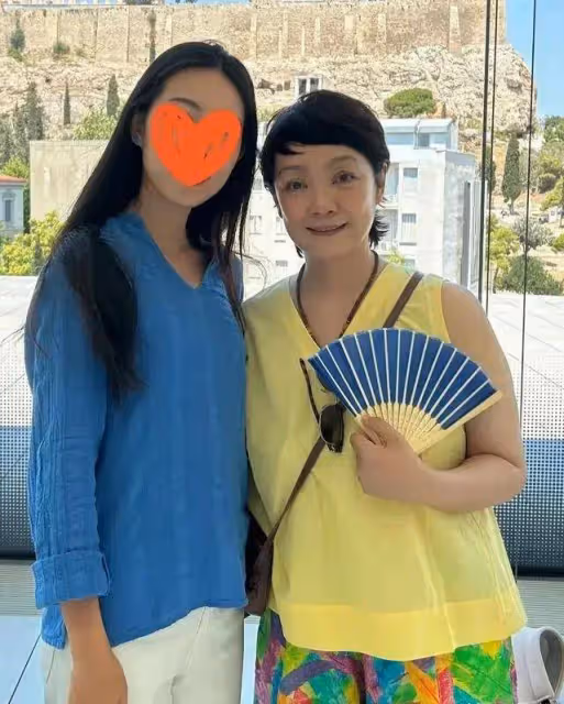 網友國外偶遇張嘉譯夫婦,大方和粉絲合影超低調,張嘉譯近照顯老