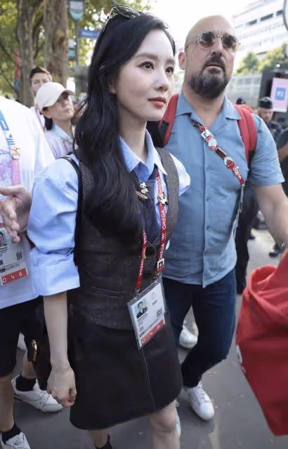 劉詩詩現身巴黎奧運體操賽!化身兔子警官,美顏暴擊全場