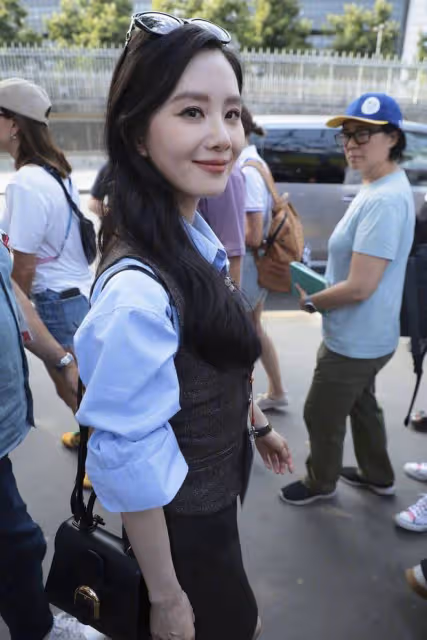 劉詩詩現身巴黎奧運體操賽!化身兔子警官,美顏暴擊全場