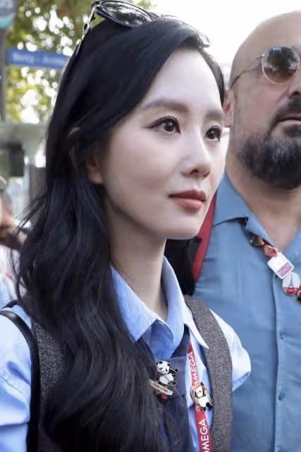 劉詩詩現身巴黎奧運體操賽!化身兔子警官,美顏暴擊全場