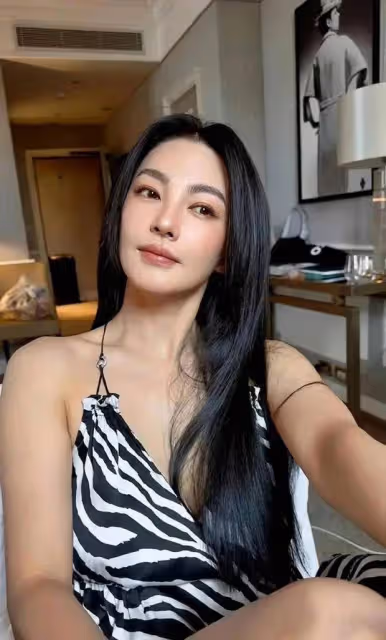 張雨綺黑長直造型釋出,高智感滿滿,開賽車更是颯爽十足!